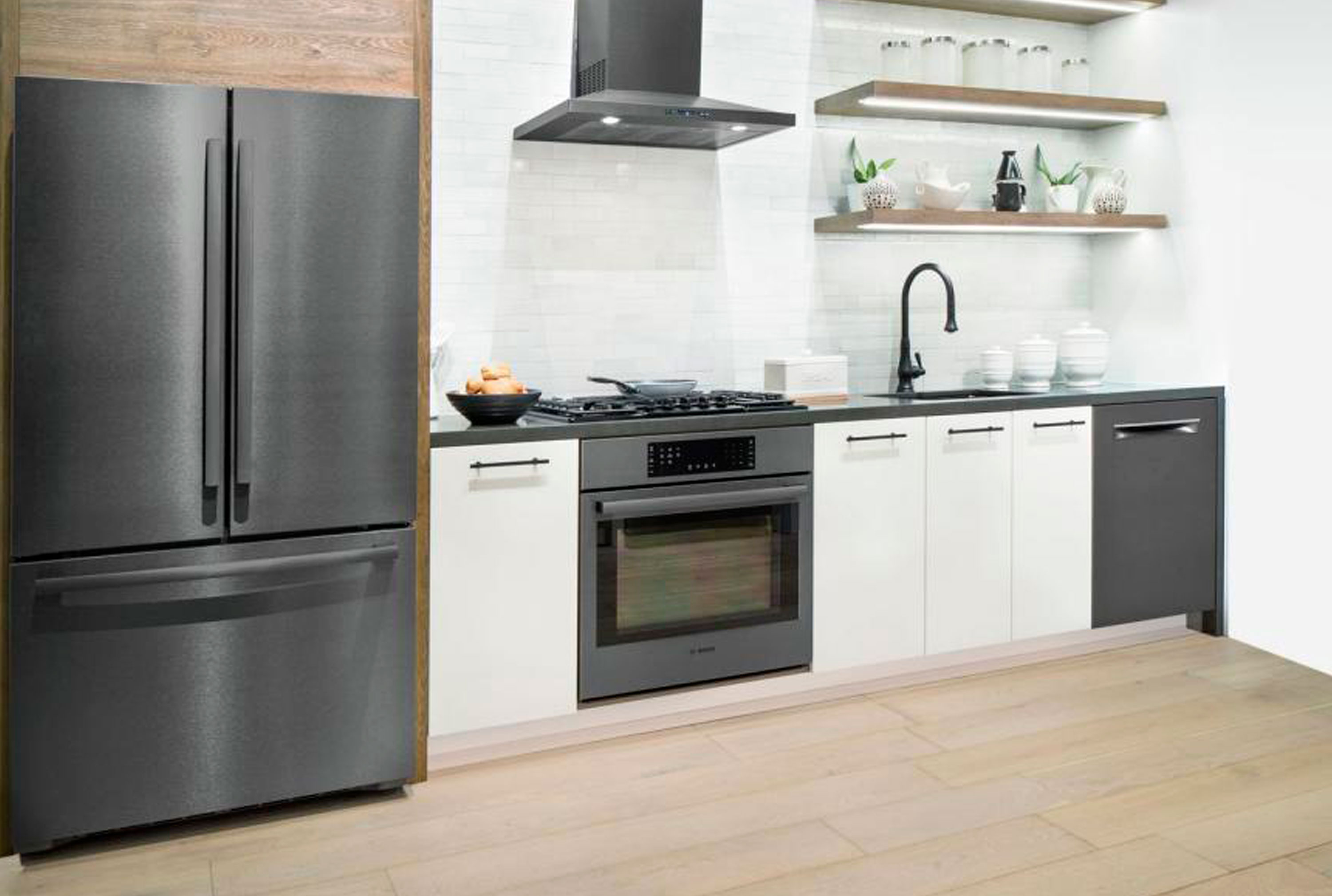 black stainless appliances        <h3 class=